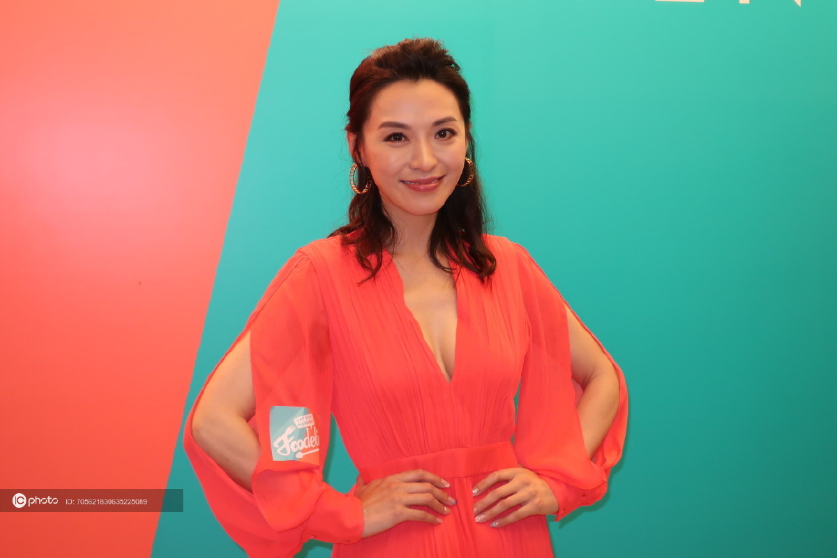 陈炜低胸兼大露背出席活动透露正洽谈内地电影