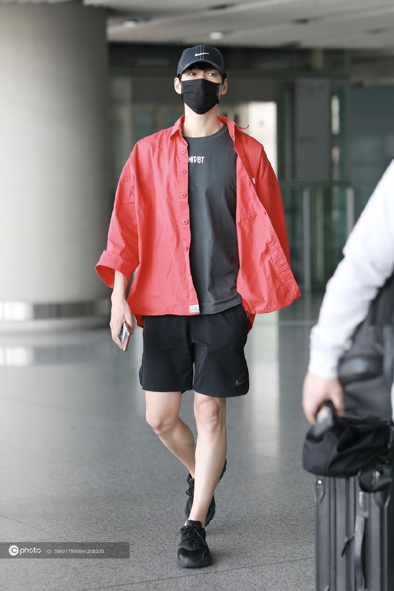 这腿我慕了魏大勋露小腿又细又有肌肉红红火火大男孩