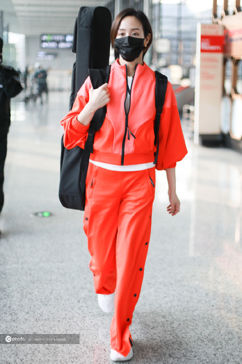街拍:张钧甯橘色运动服套装 白色运动鞋亮眼吸睛