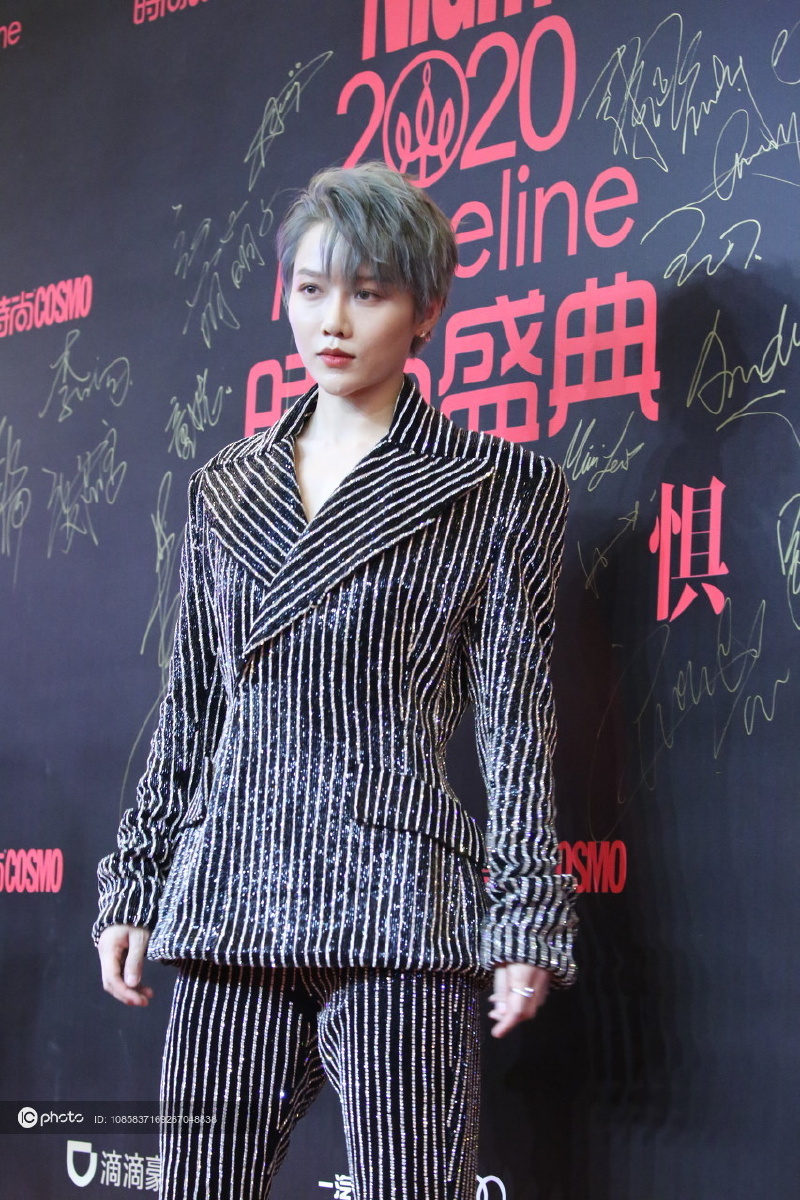 cosmo时尚盛典红毯刘雨昕穿着20斤钻石套装亮相