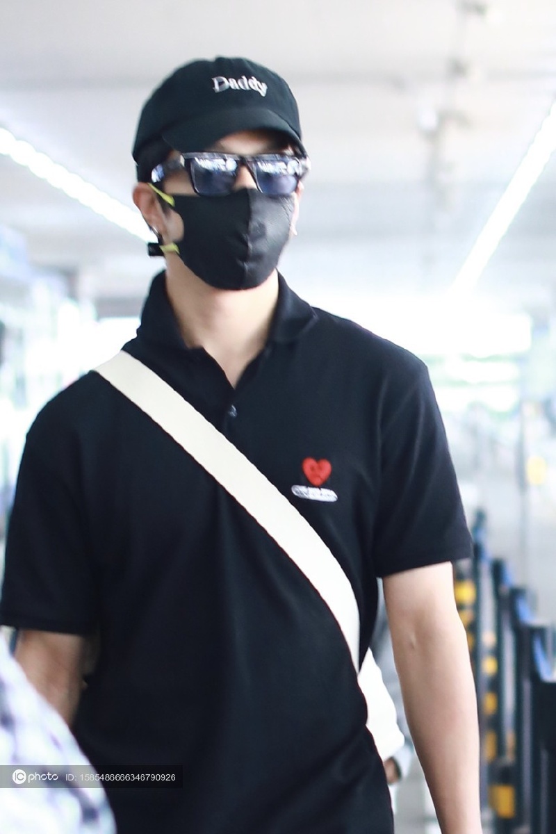 街拍:屈楚萧黑色polo衫 黑色休闲短裤 墨镜 棒球帽休闲阳光 - ic