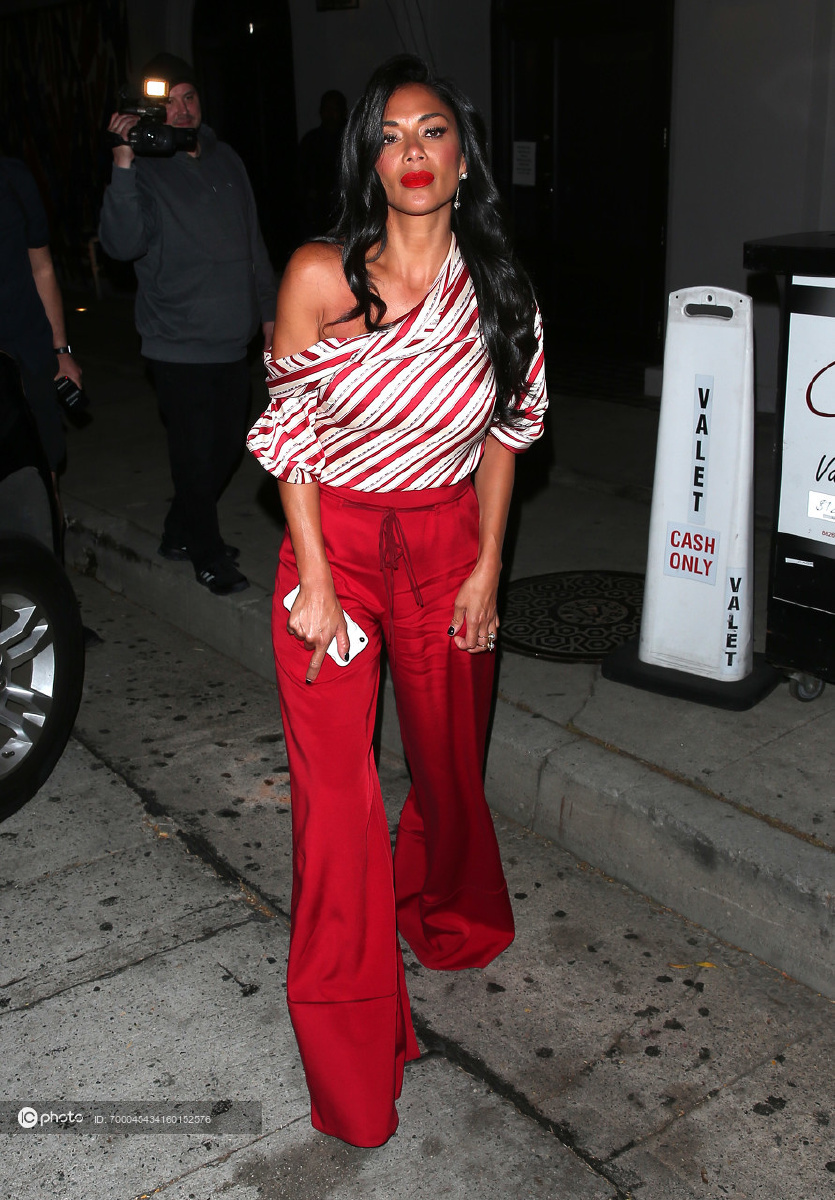 妮可斯彻金格单肩红白条纹缎面衬衫阔腿裤时髦优雅