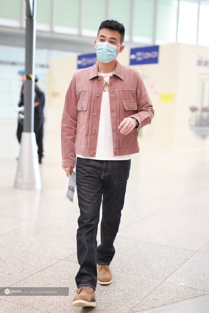 欧豪现身机场穿粉色衣服不失硬汉本色