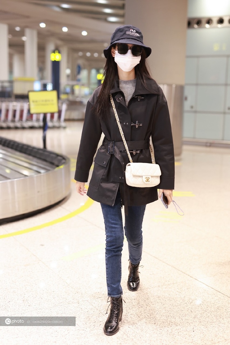 街拍陈都灵黑色牛角扣风衣牛仔裤简约低调