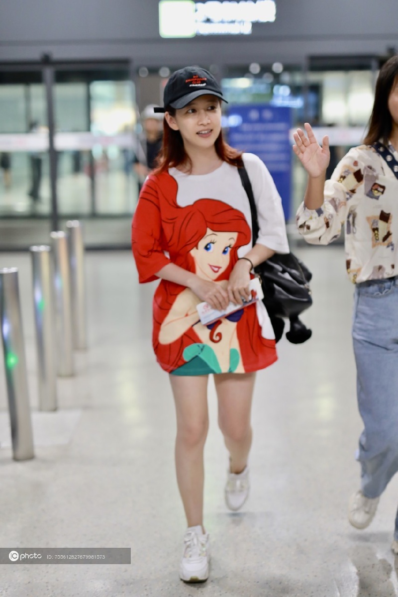 街拍刘美含小美人鱼图案t恤裙下衣失踪小白鞋黑色手袋休闲个性