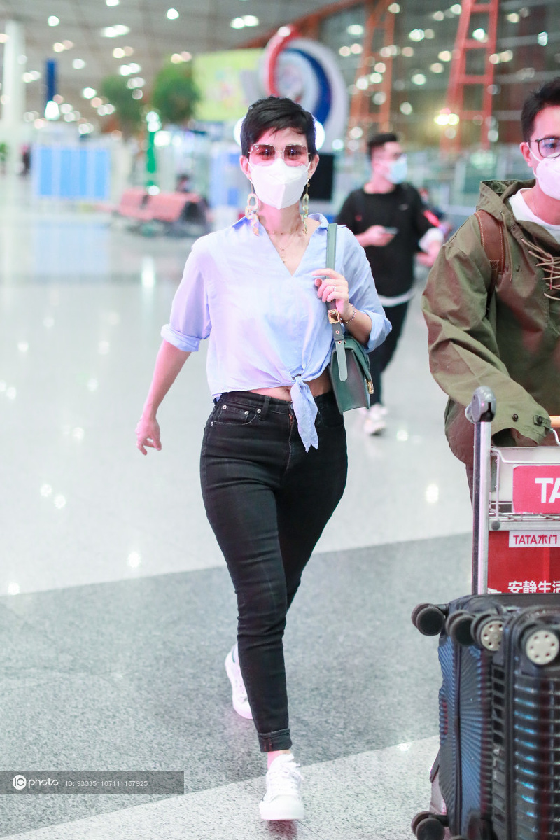 街拍卢靖姗蓝色系带露脐衬衫紧身牛仔裤白色运动鞋夸张耳环dior单肩包