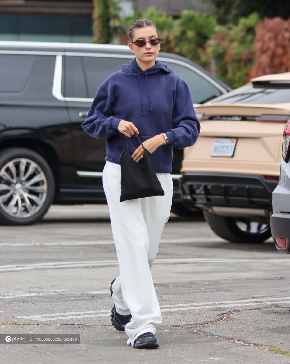 街拍:海莉-比伯蓝色卫衣 白色休闲裤 手提包运动活力 - ic_photo