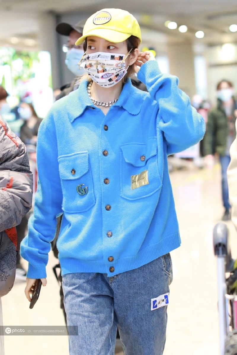 乃万北京机场到达戴小黄帽打扮可爱