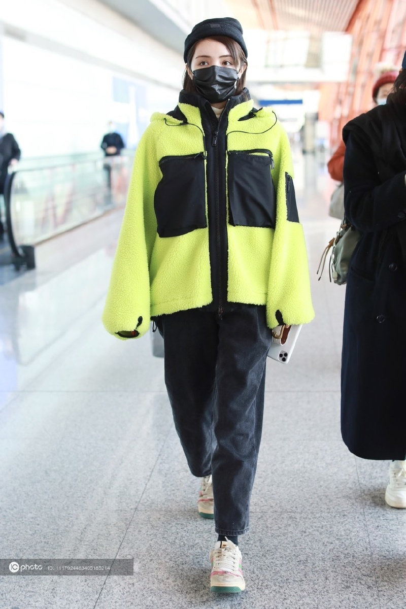 街拍麦迪娜黄色摇粒绒外套黑色牛仔裤运动鞋俏皮活泼