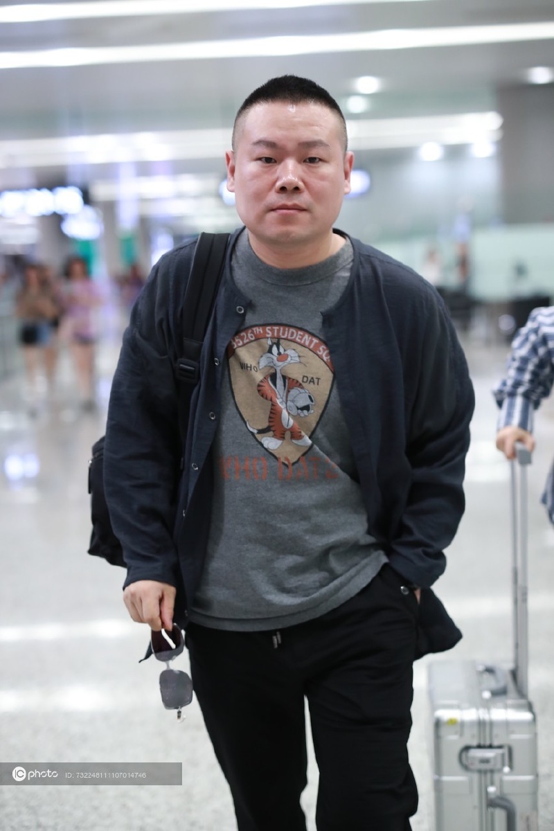 岳云鹏机场被怼拍摘下墨镜却一脸委屈