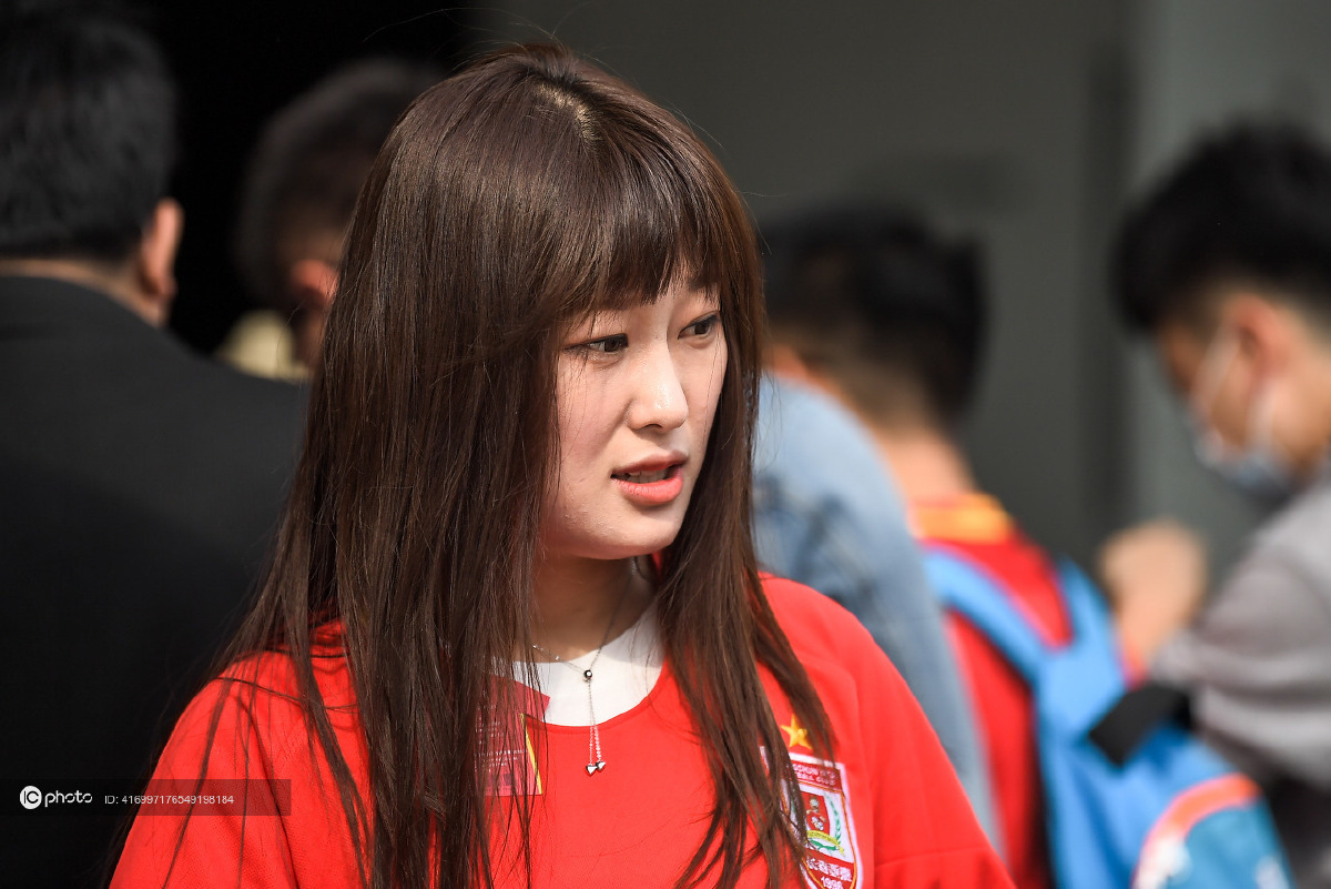 2018中超联赛第8轮长春亚泰vs上海上港亚泰女球迷场外等候