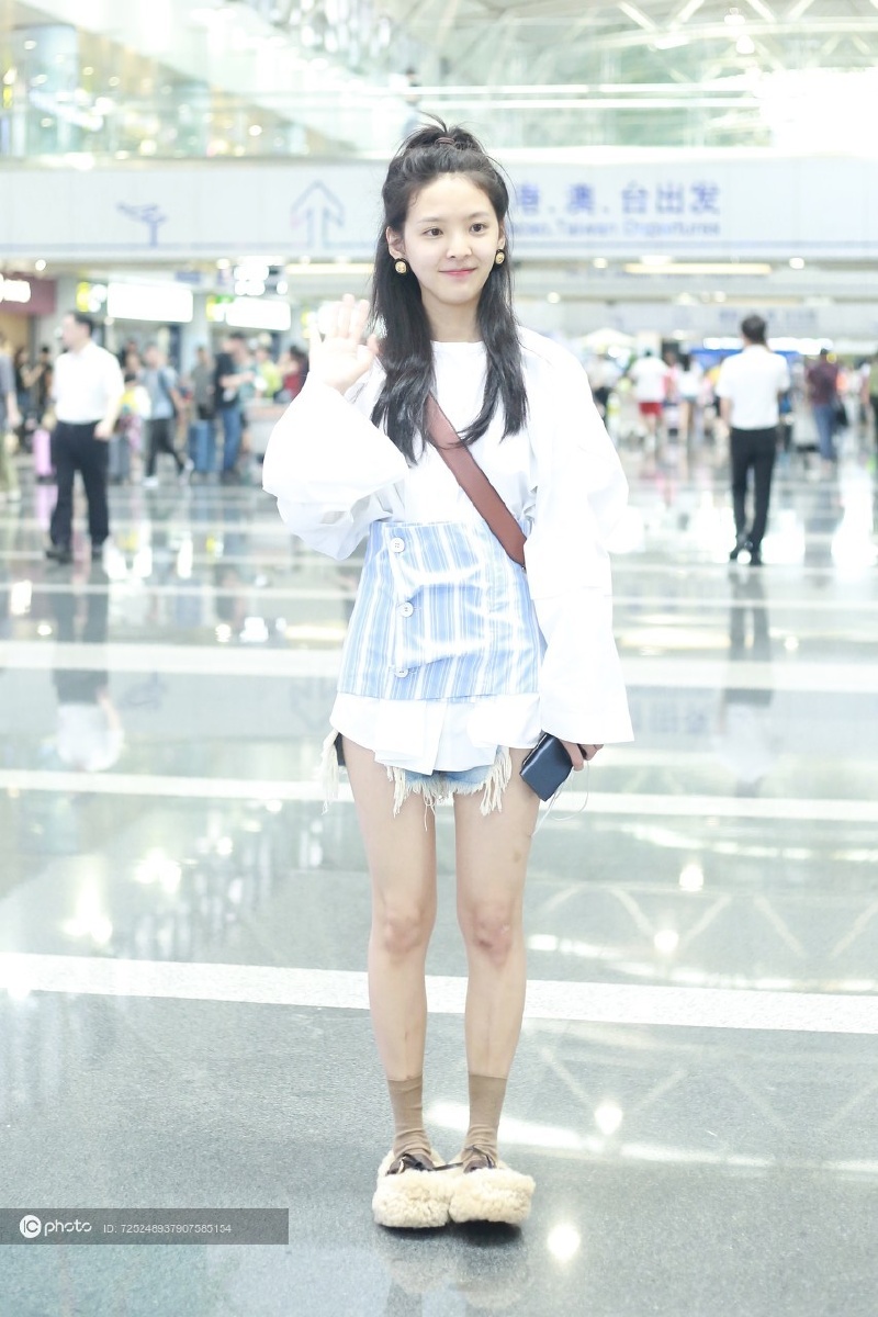 街拍章若楠白色衬衫蓝色条纹腰封牛仔短裤短袜毛毛拖鞋斜挎包甜美俏皮