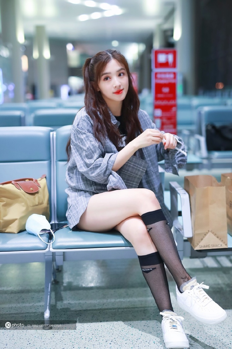 独家:张含韵扎双马尾元气满满 遮眼睛热情大笑 - ic_photo - 图虫