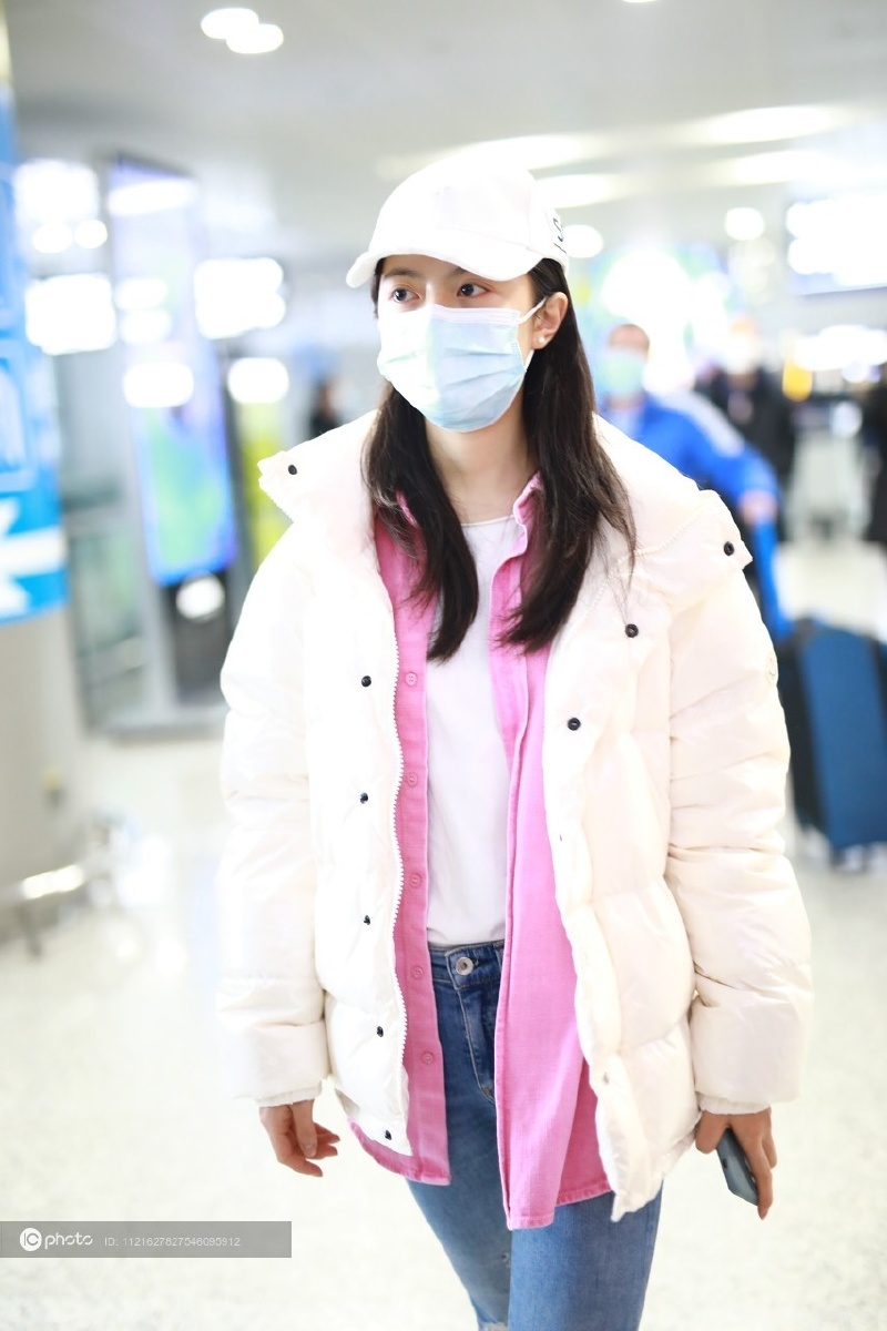 街拍赵今麦白色羽绒服粉色衬衫牛仔裤厚底靴棒球帽甜美活力