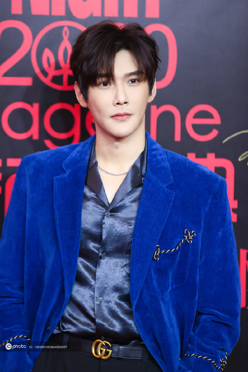 2020cosmo时尚盛典彦希深蓝色西装帅气亮相