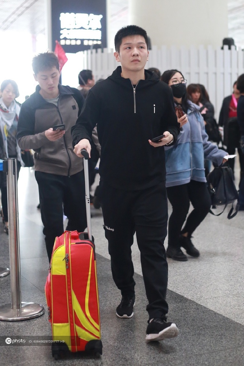 樊振东现身北京首都机场全黑look脚步匆匆