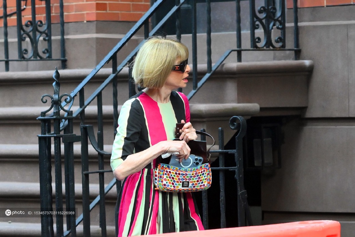 街拍:安娜-温图尔条纹连衣裙 渔夫鞋悠闲自在 - ic_photo - 图虫