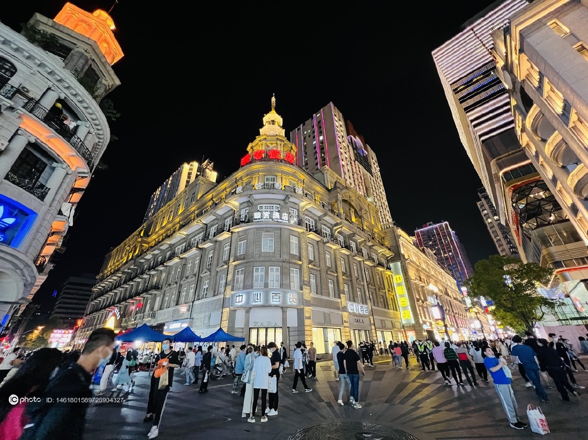 武汉汉江路步行街夜景实拍人头攒动尽是美女靓仔