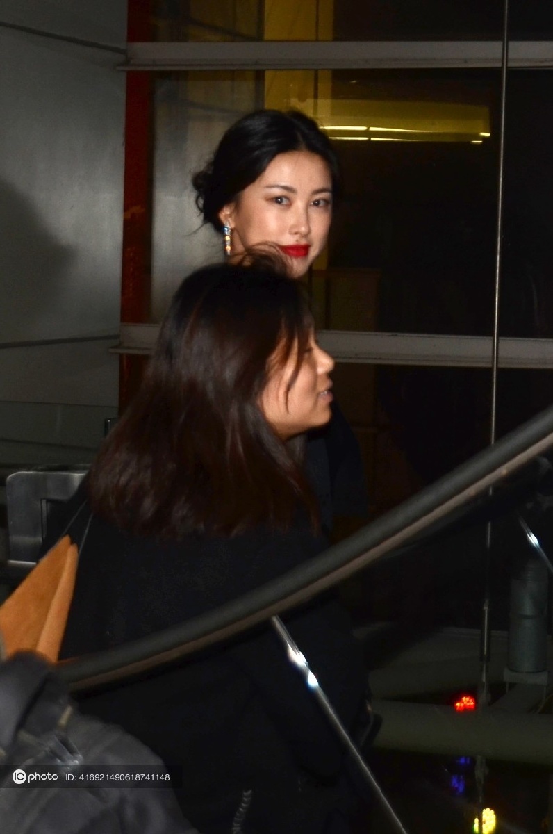 独家前尤文图斯老板拉波埃尔坎女友朱珠现身商场保镖傍身笑对镜头