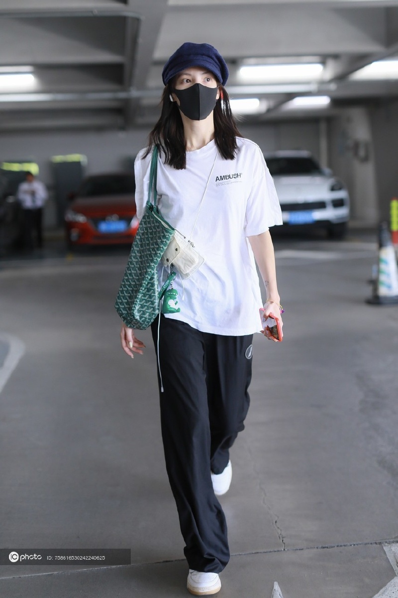 街拍金晨ambush白teewe11done运动裤小白鞋goyard手袋报童帽简约潮范