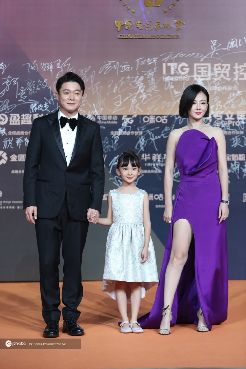 独家第33届届金鸡奖闭幕式红毯误杀剧组肖央谭卓亮相