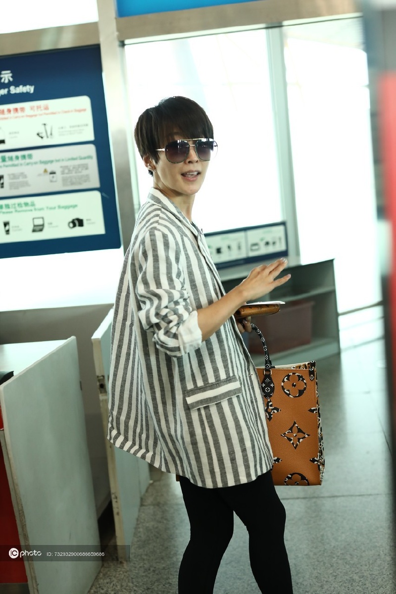 街拍谢楠竖条纹西装搭leggings系带短靴配墨镜酷劲十足