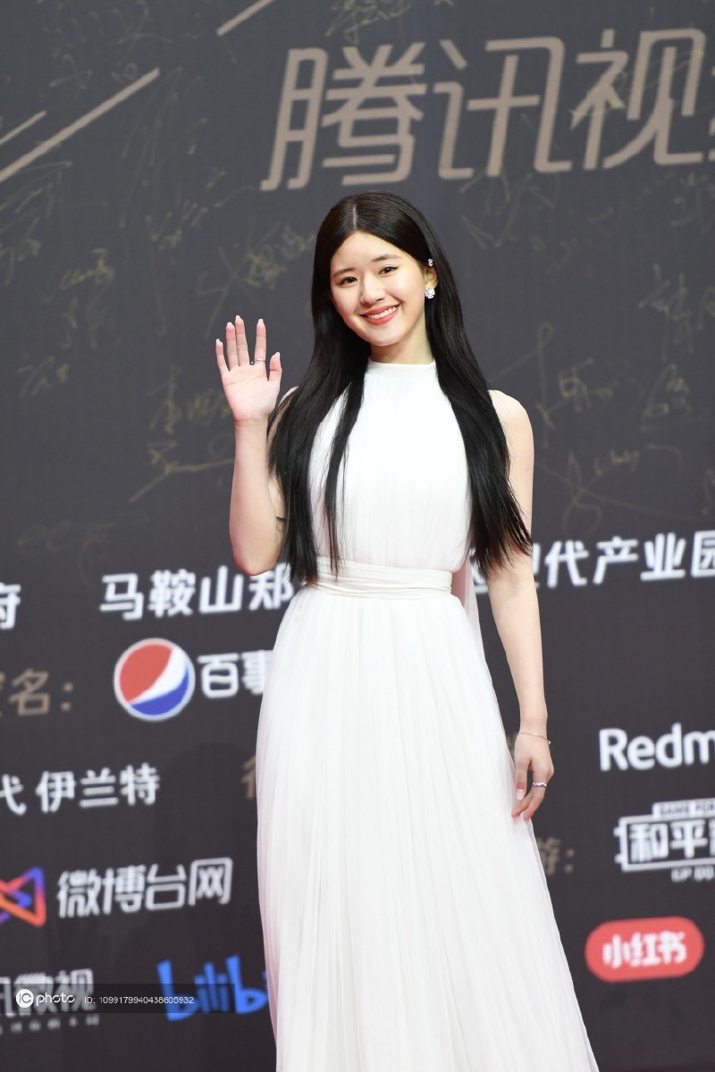 独家2020星光大赏红毯赵露思素雅白裙黑长直造型清秀温婉
