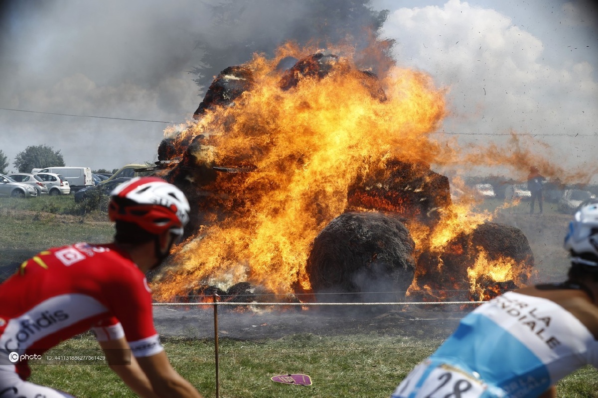 2018环法第6赛段路边不明物体着火烟雾弥漫
