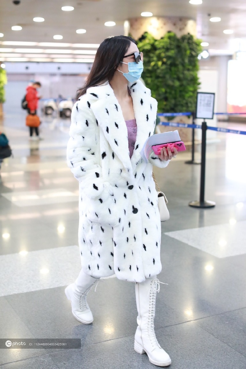 街拍:李紫婷奶牛纹皮草外套 白色系带长靴 gucci包包高贵女人