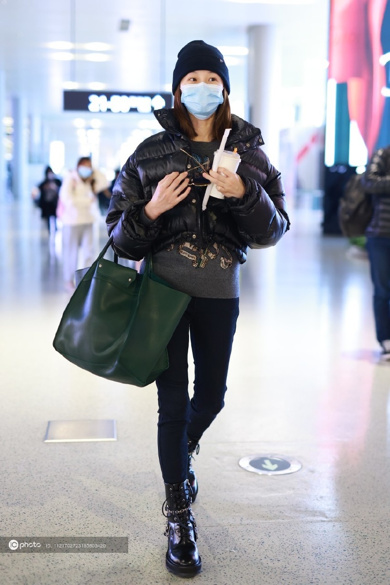 街拍苗苗黑色超短面包服dior毛衣马丁靴绿色托特包温暖时髦