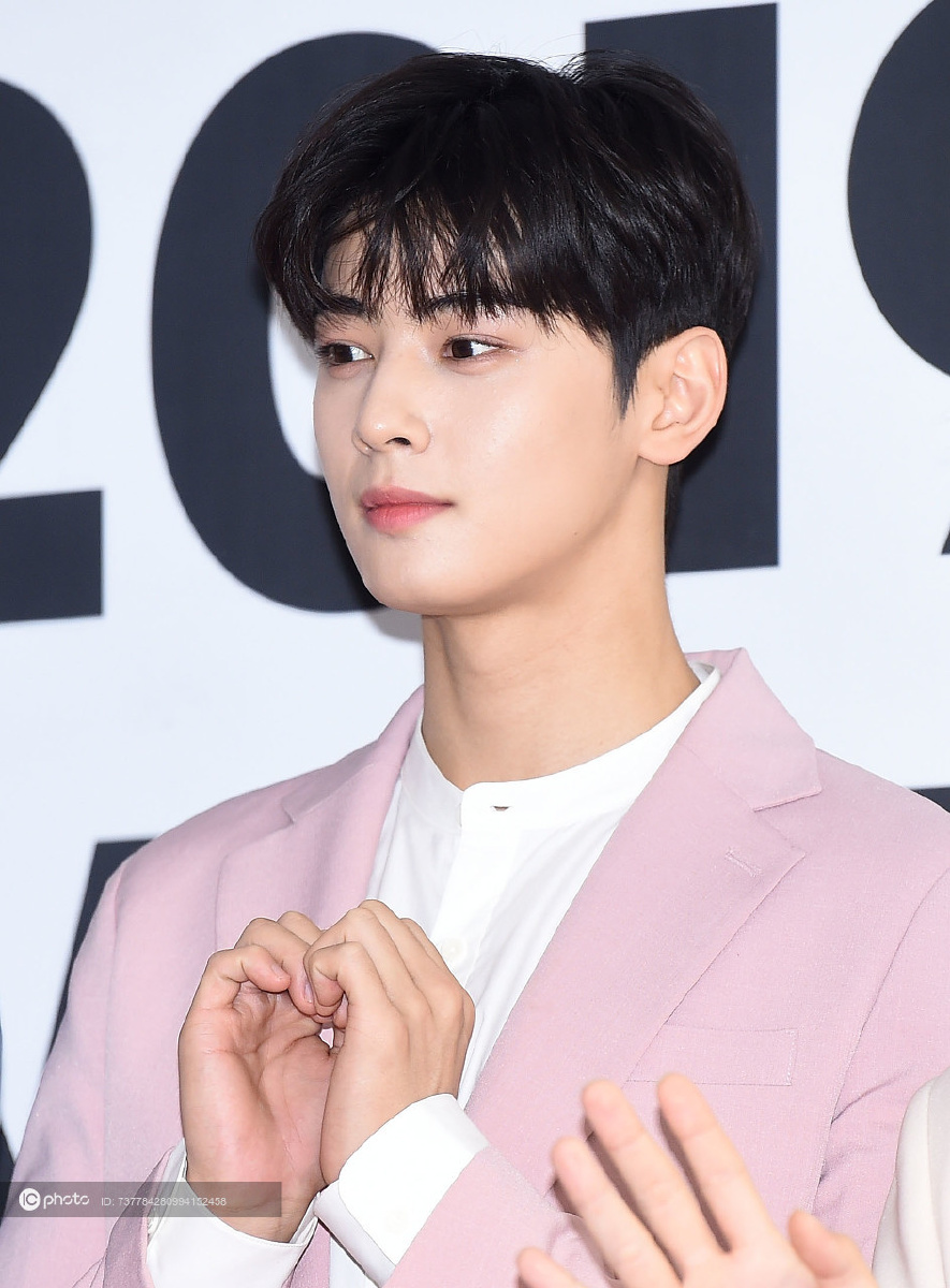 2019kworldfesta开幕式红毯车银优精致五官深邃眼神直击心灵