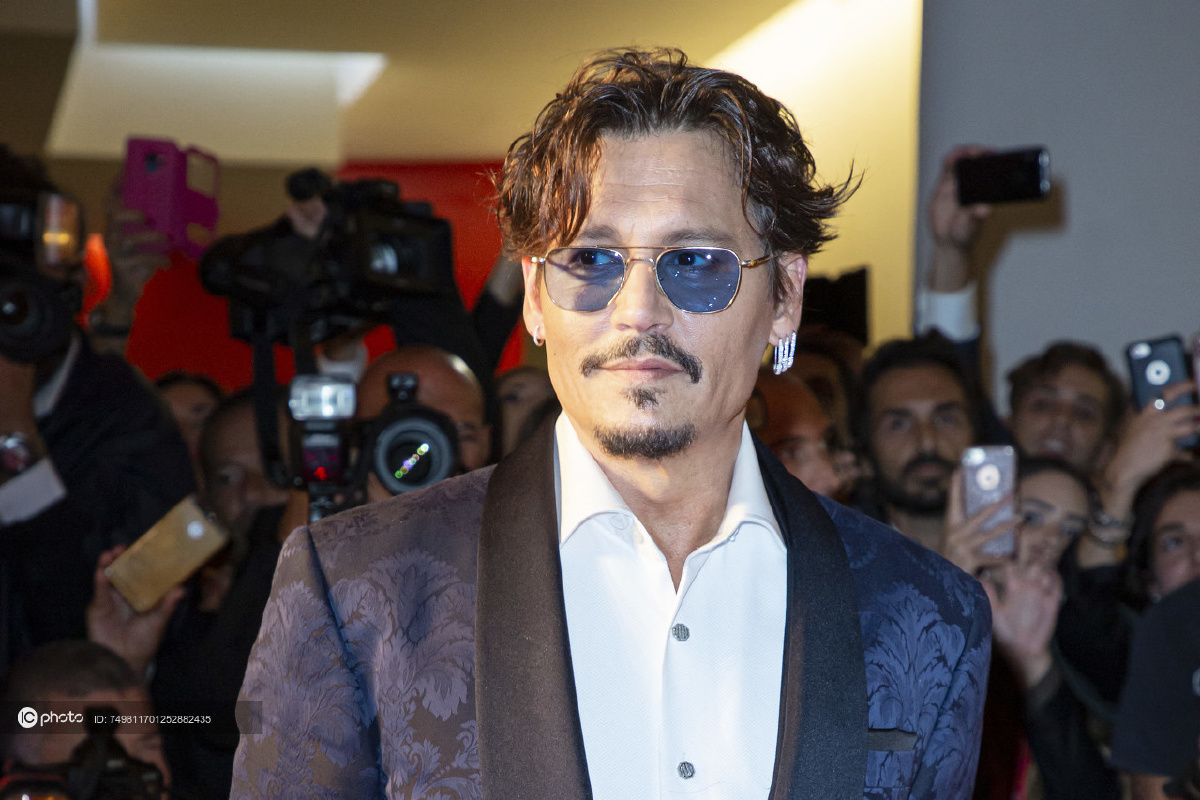 第76届威尼斯电影节《等待野蛮人》首映礼 约翰尼-德普性感微笑"危险