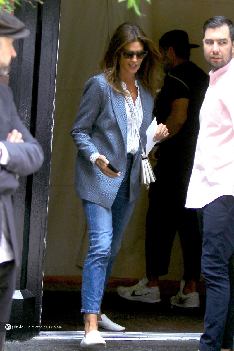 街拍辛迪克劳馥格纹西装配白衬衫乐福鞋牛仔裤斜挎包休闲时髦