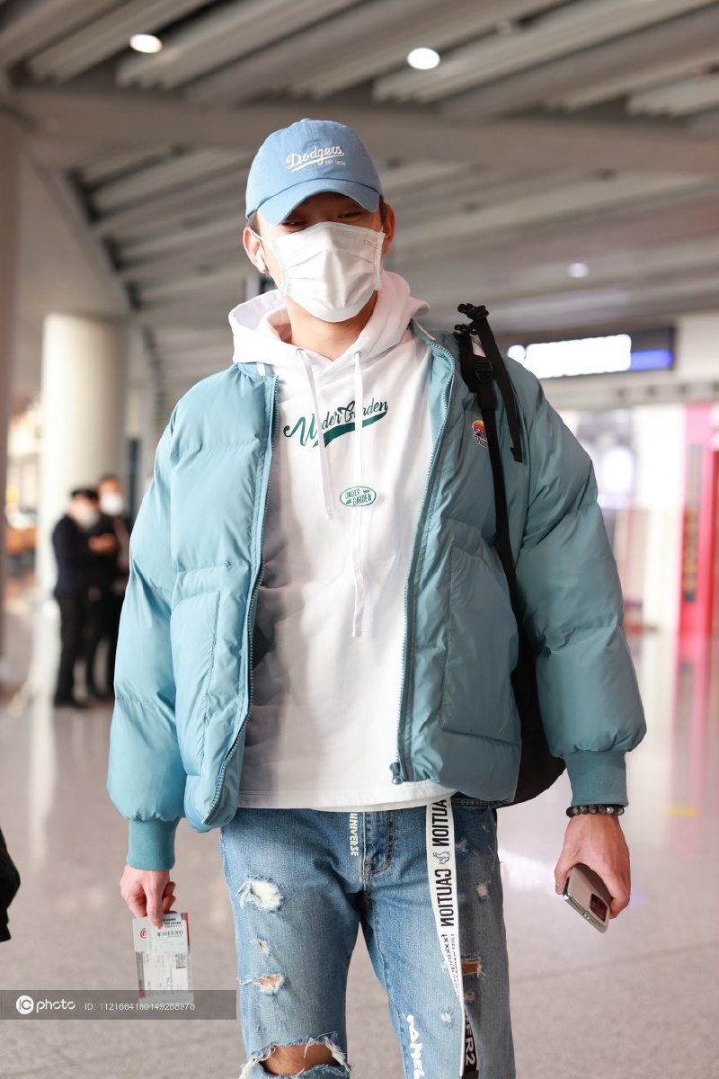 于小彤一身蓝衣现身身材高大帅气