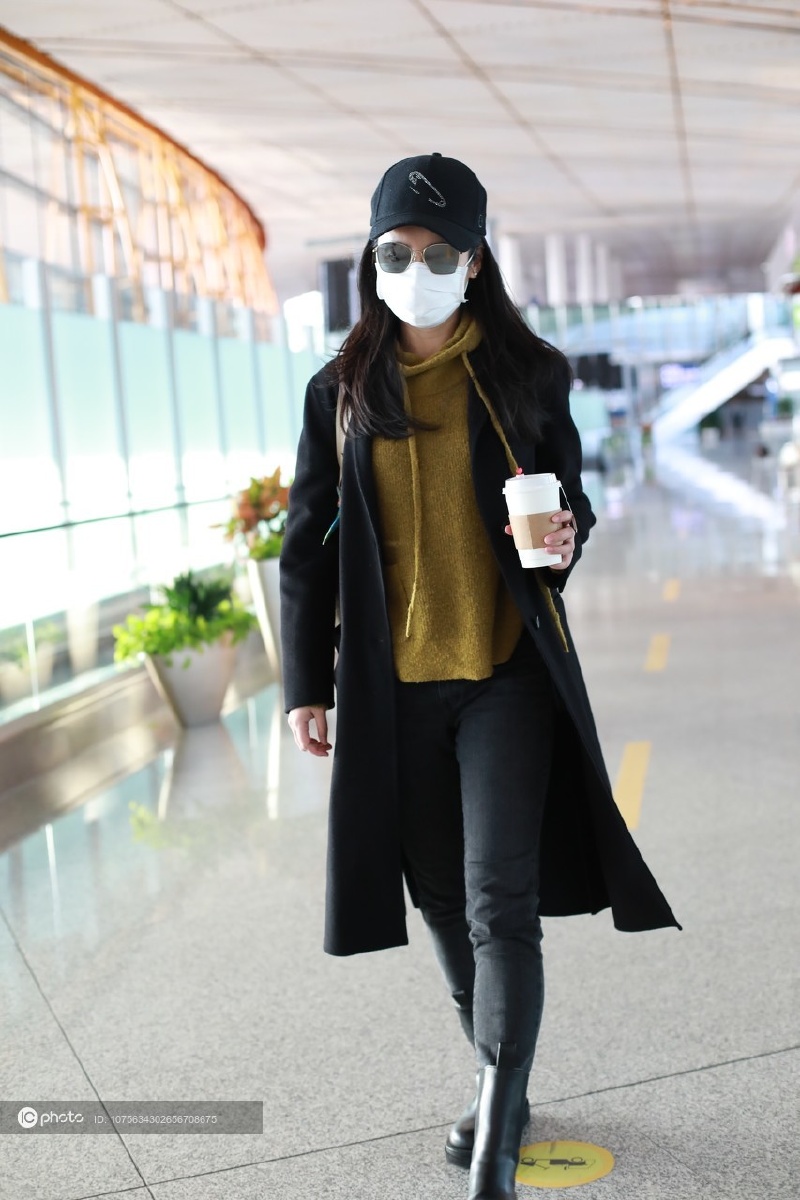 街拍吕一黑色大衣军绿色卫衣hermeslindy手袋简约优雅