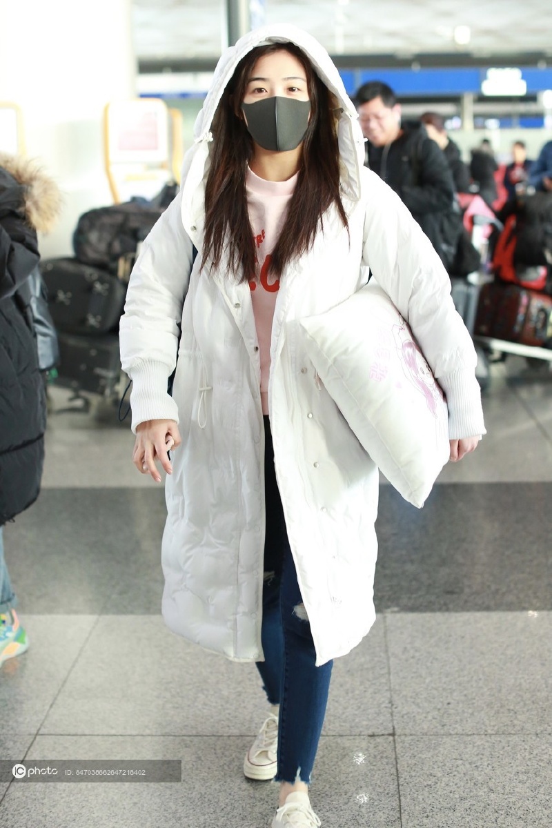 街拍张含韵白色羽绒服小白鞋单纯可爱