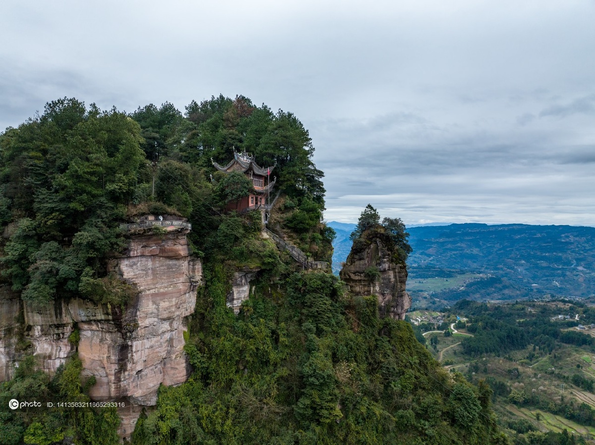 重庆綦江奇险白云观独特丹霞地貌的风景美不胜收