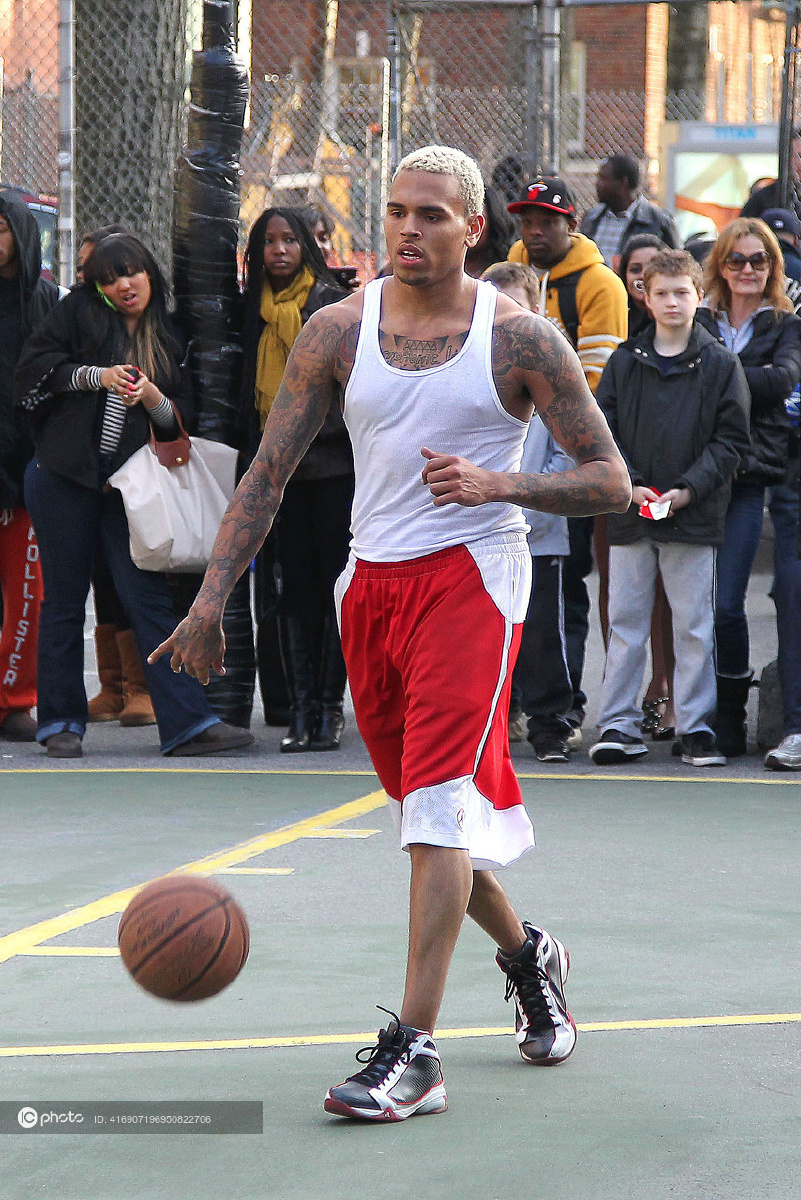 克里斯布朗红配蓝玩撞色fame在滴血帽衫自认名誉一败涂地