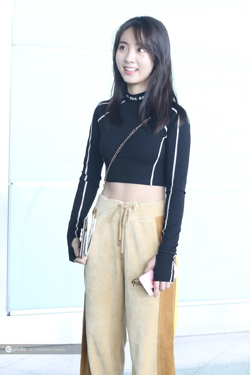 街拍邢菲croptop阔腿裤旺仔牛奶链条包俏皮可爱