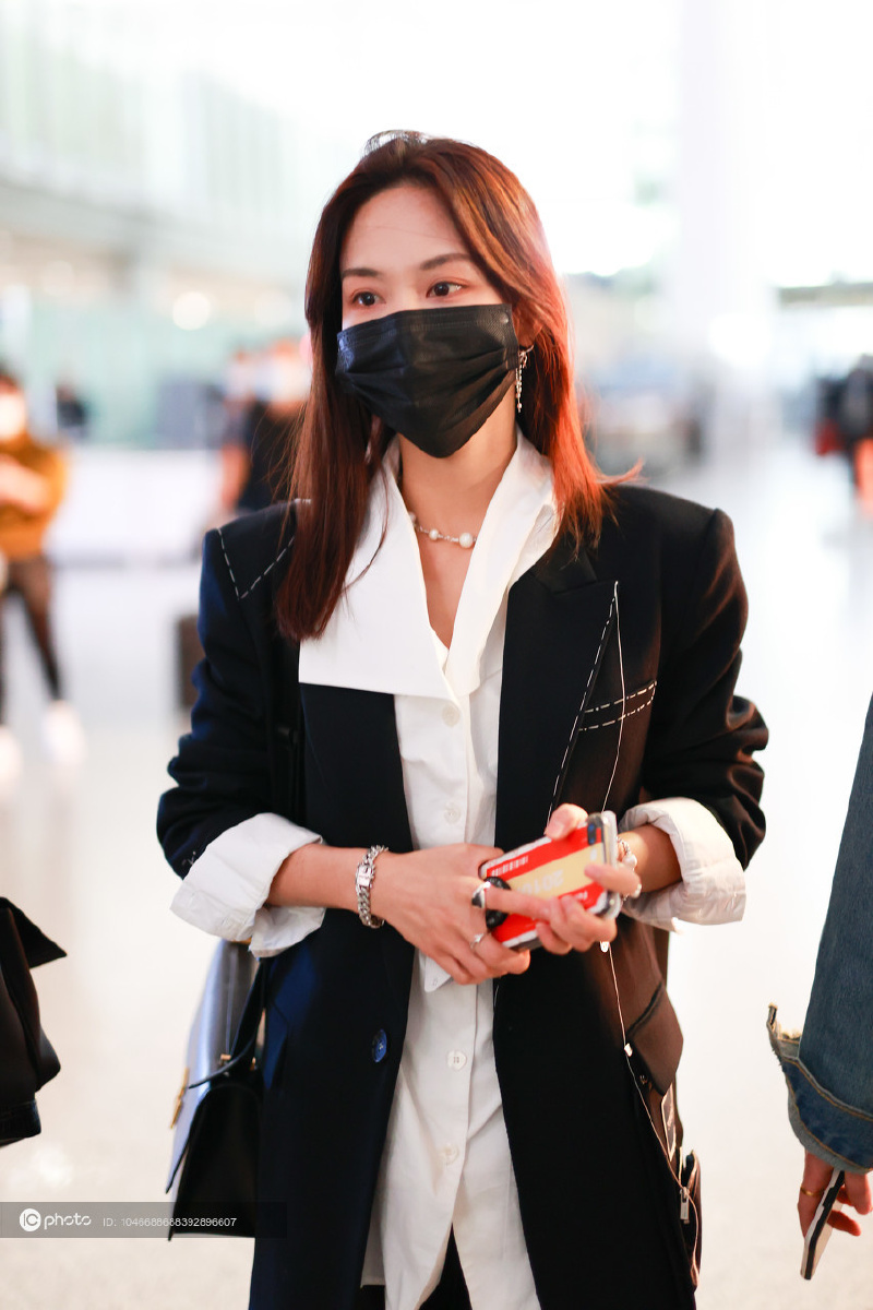 独家王霏霏穿小西装超美飒笑对镜头瞪眼睛