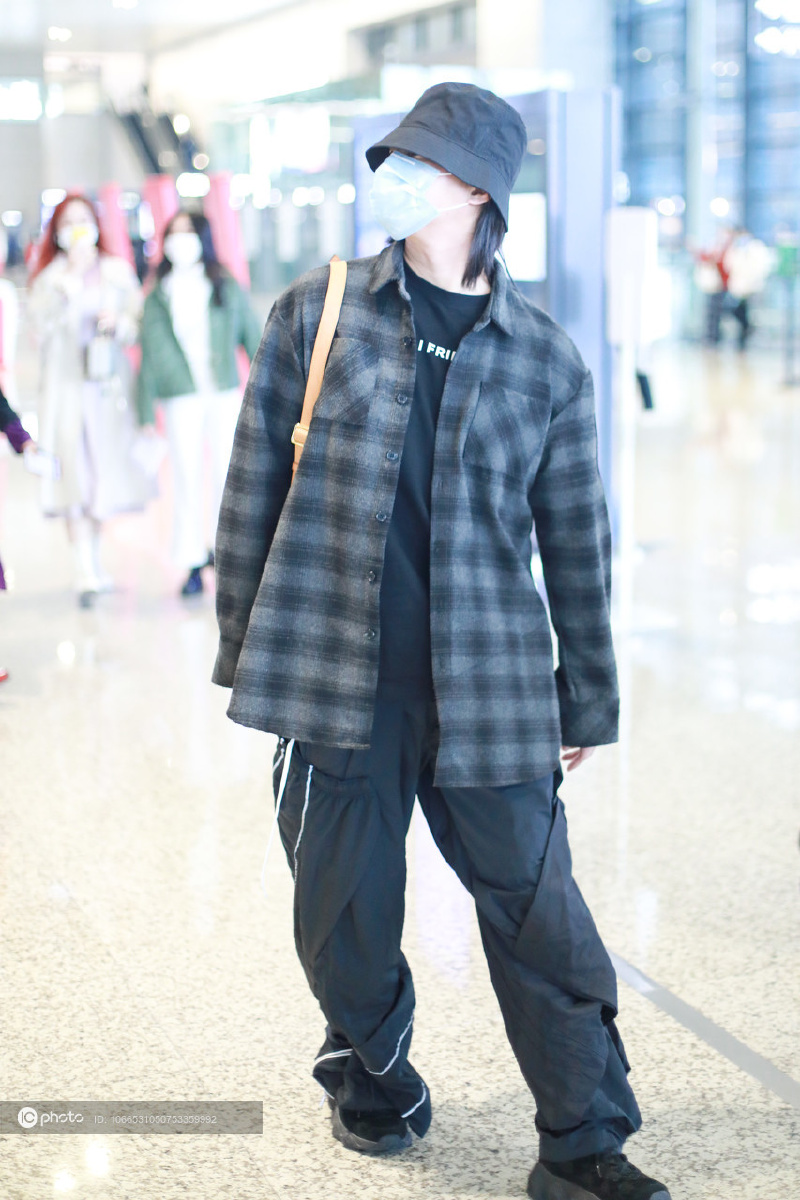 街拍尹正格纹衬衫运动裤渔夫帽休闲有型