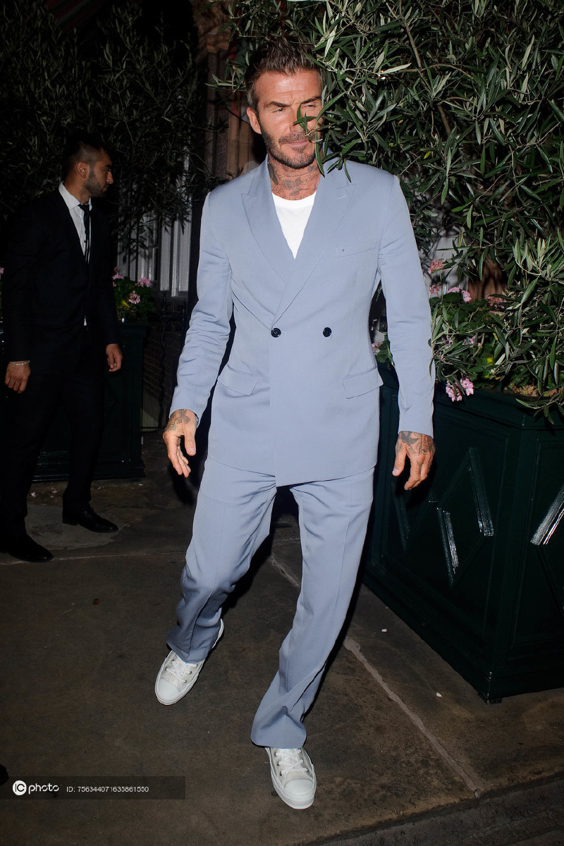 街拍贝克汉姆白tee雾霾蓝西服套装小白鞋酷帅有型