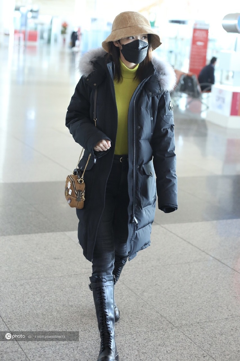 街拍李沁黑色羽绒服绿色打底衫黑色打底裤膝下靴灯芯绒渔夫帽休闲时尚