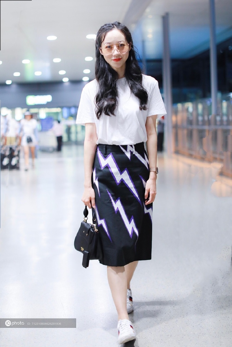 街拍韩雪白teeprada闪电图案半身裙gucci小白鞋粉色墨镜休闲时髦