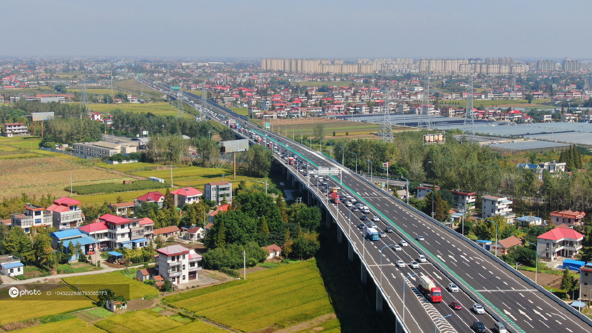 沪苏通长江公铁大桥通锡高速首迎返程车流高峰