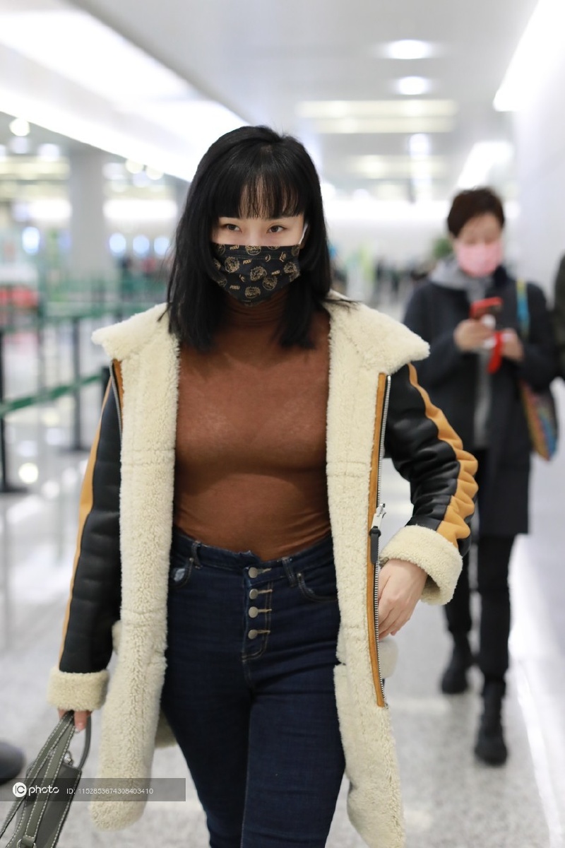 黄龄一袭透视衣现身小眼神傲娇又妩媚