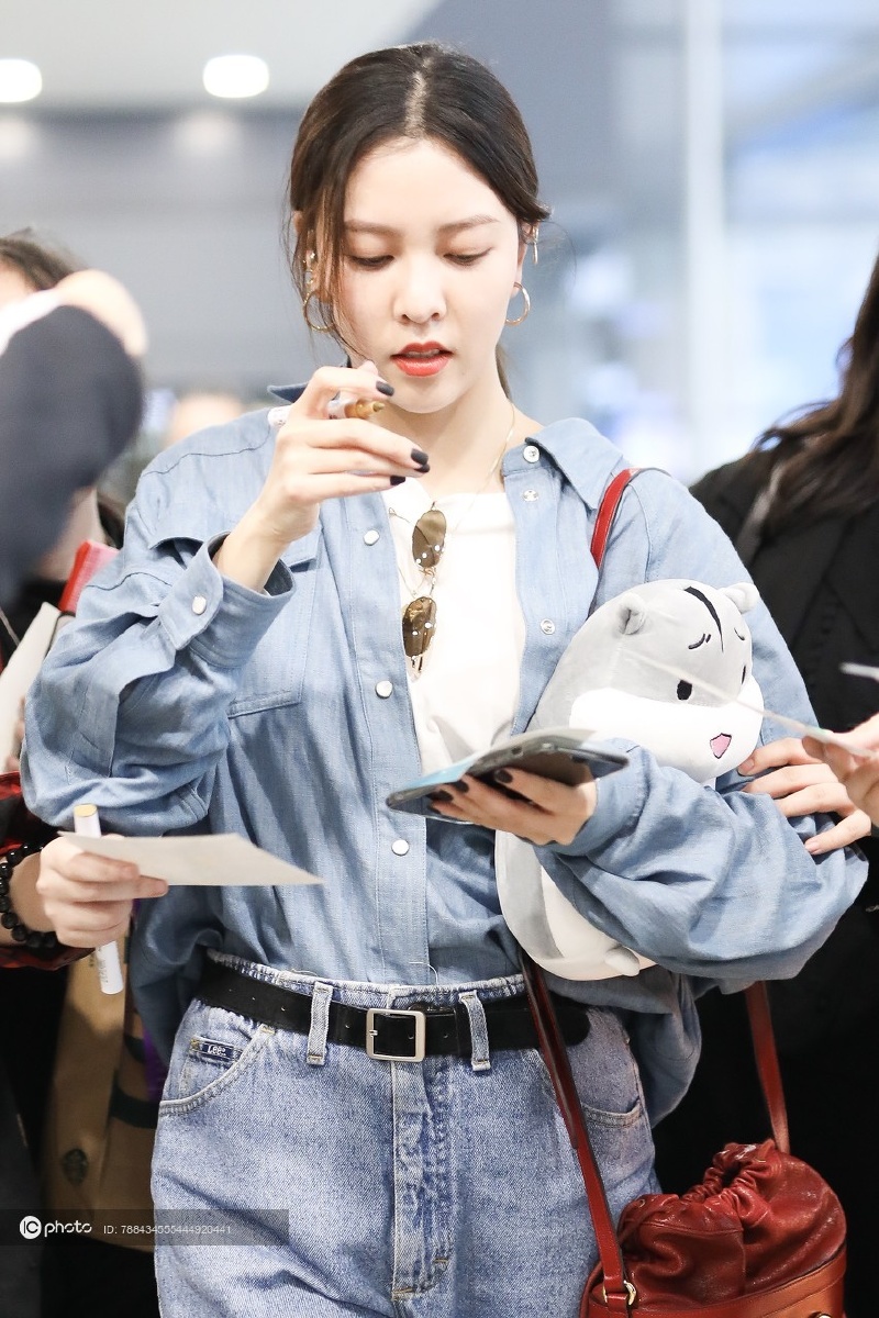 宋妍霏一身牛仔装扮现身架茶色小眼镜大玩复古风微笑营业