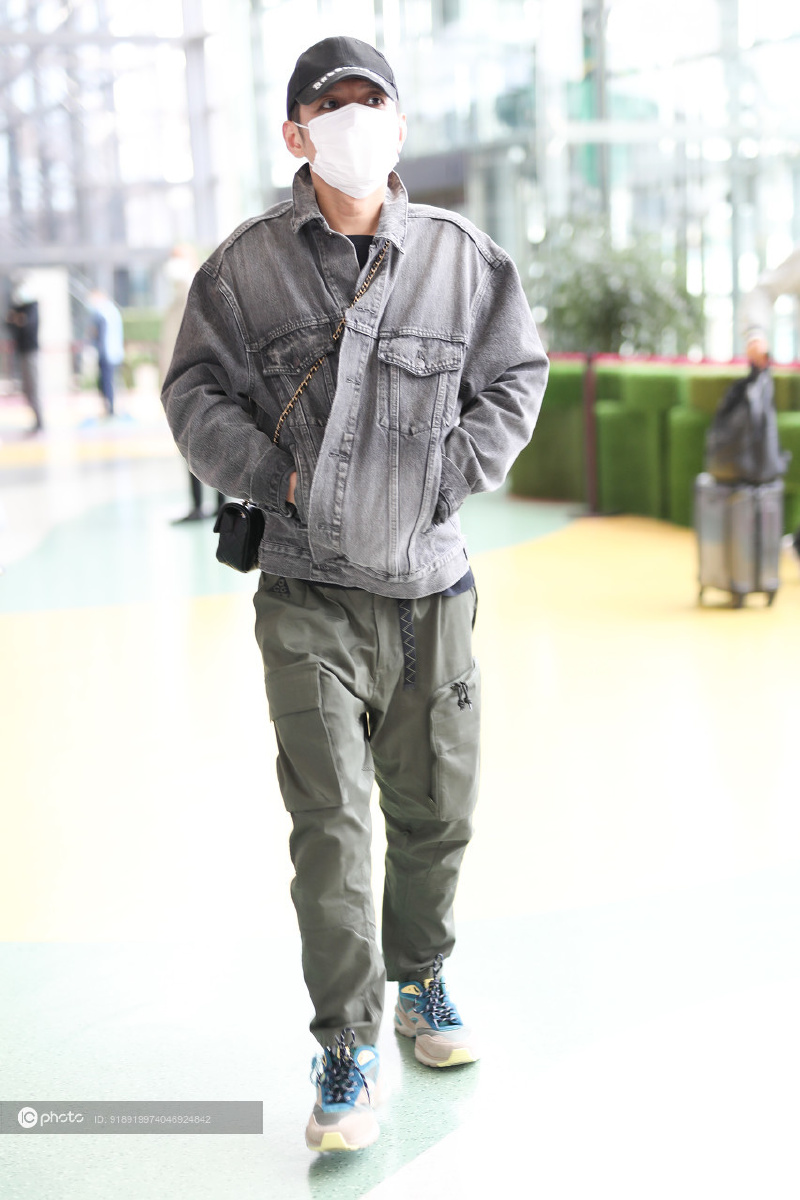 街拍李维嘉牛仔夹克军绿色工装裤运动鞋棒球帽街头潮范