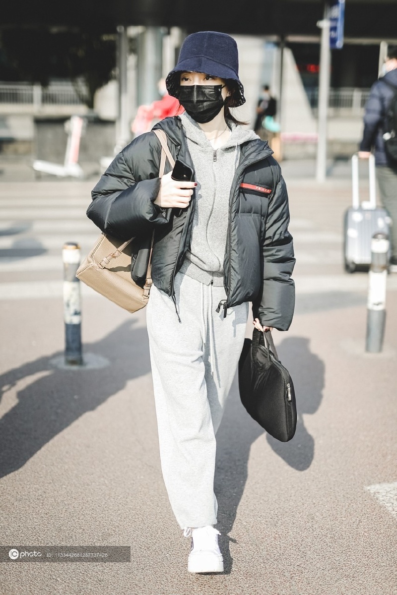 街拍:冯提莫prada羽绒服 灰色卫衣 dior渔夫帽运动休闲