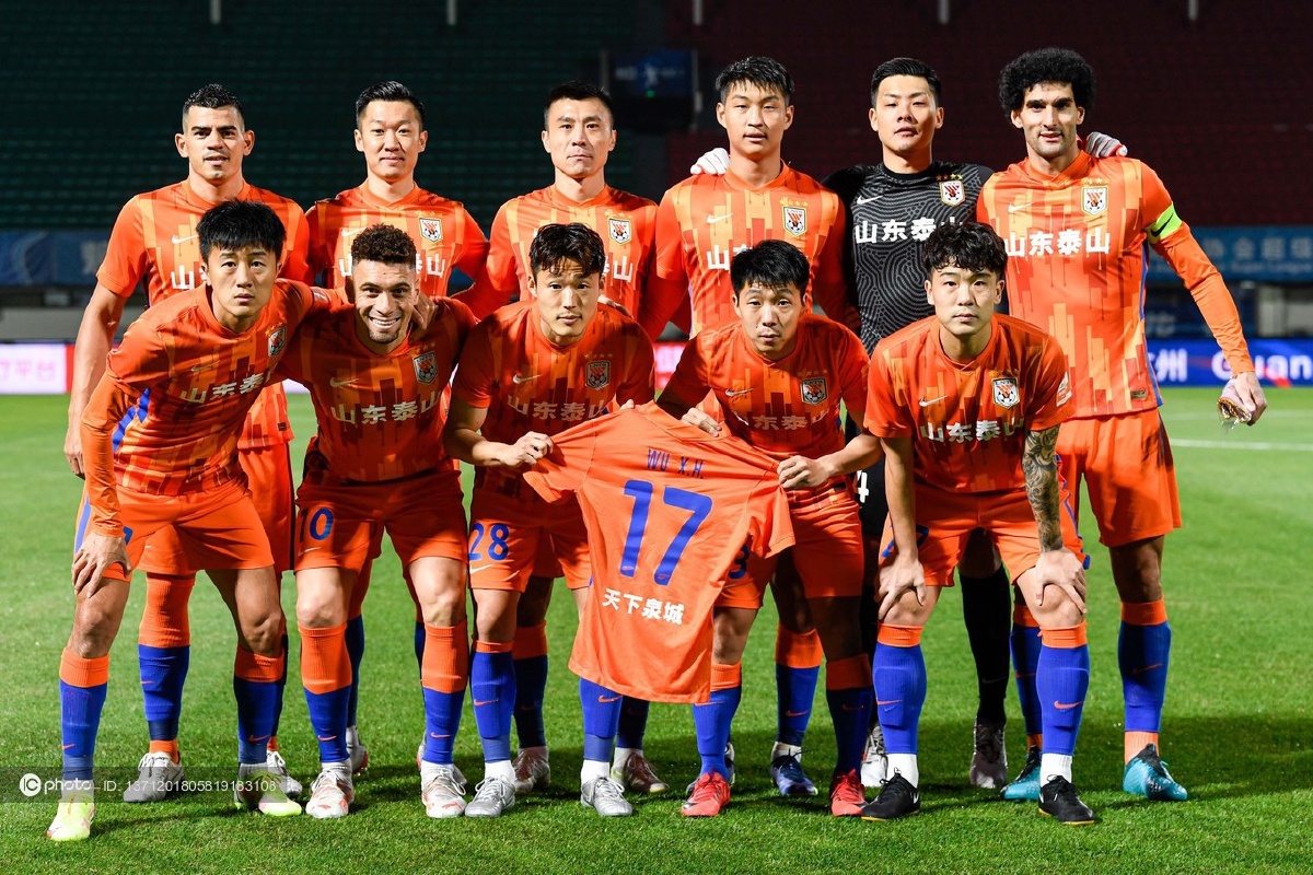 2021中超联赛第18轮山东泰山队赛前首发合影举受伤队友吴兴涵球衣